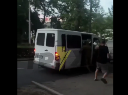 В Одессе ТЦКашники, не сумев мобилизовать мужчину, вырвали у него собаку и поиздевались над ней, как хотели