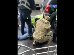 Киев. Полицаи с ТЦКашниками уложили парня лицом в асфальт и надели на него наручники во время мобилизации