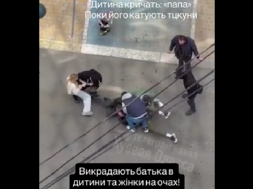 В Одессе ТЦКашники, переодетые в гражданскую одежду на глазах жены и ребёнка похитили на улице отца семейства