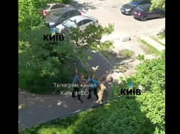 В Киеве шестеро людоловов волокли мужика в бус, но никто не пришёл ему на помощь