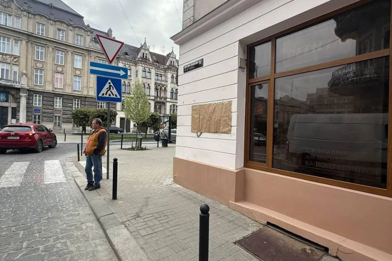 Во Львове трое 18-летних ребят сорвали мемориальную доску в честь Джохара Дудаева