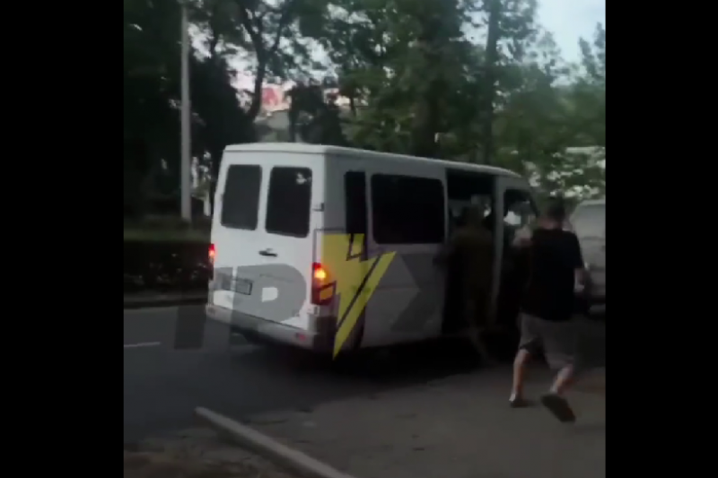 В Одессе ТЦКашники, не сумев мобилизовать мужчину, вырвали у него собаку и поиздевались над ней, как хотели