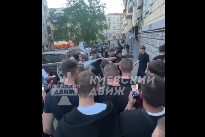 В Киеве на Крещатике полиция залила подростков газом
