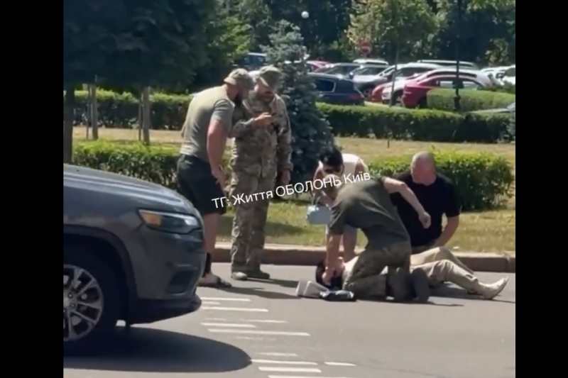 В Киеве на Оболони ТЦКашники сбили пожилую женщину на переходе