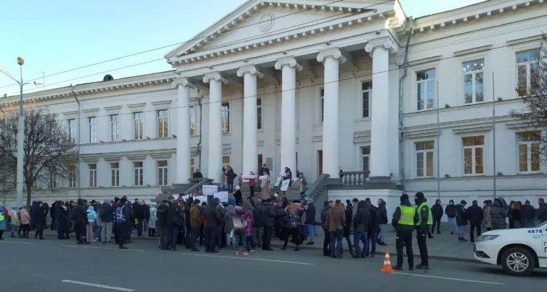 Сотня полтавців мітингують під стінами міської ради проти забудови у Прирічковому парку