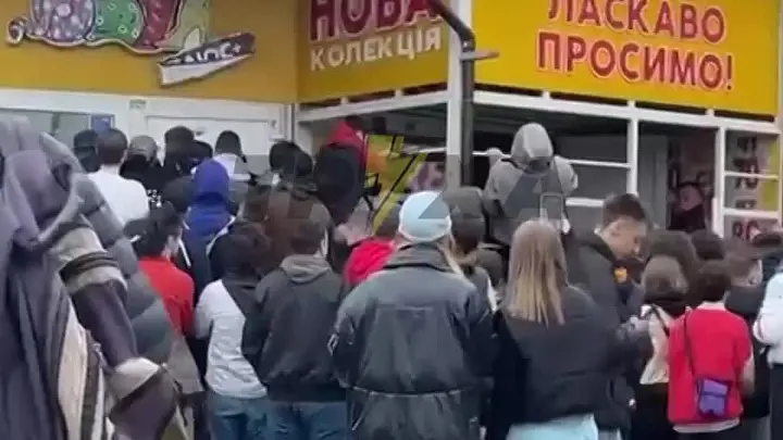 В Киеве молодые люди брали приступом магазин европейских обносков – есть пострадавшие