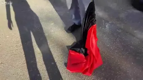 В Ровно мужчина сорвал бандеровский флаг с машины, идущей в траурной процессии