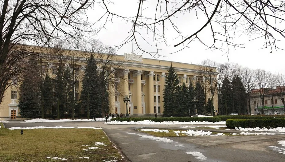 Из Восточной проходной Южмаша после смены регулярно наблюдается большой поток рабочих