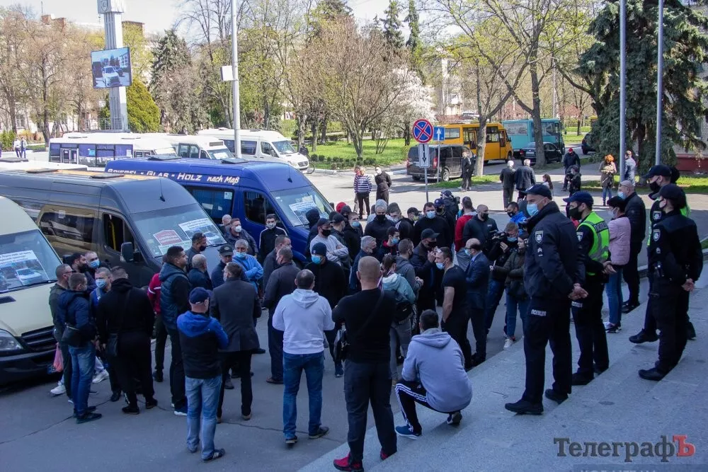 У Кременчуці біля РДА мітингували маршрутники