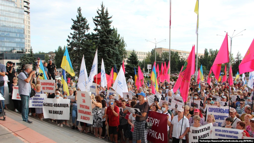 У Запоріжжі тисячі людей мітингували через конфлікт у міській раді