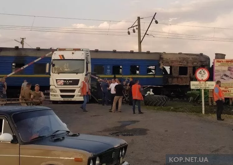 Під Решетилівкою поїзд з військовою технікою зіштовхнувся з вантажівкою, є травмовані