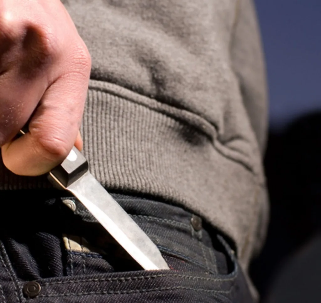 Черкасская область. В Умани мужчина нанёс ТЦКашнику удар ножом в шею