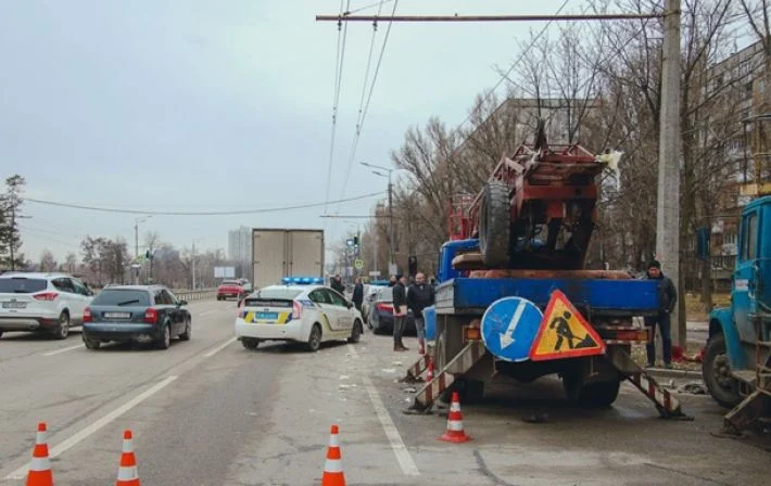 В Днепре грузовик протаранил автовышку с рабочими