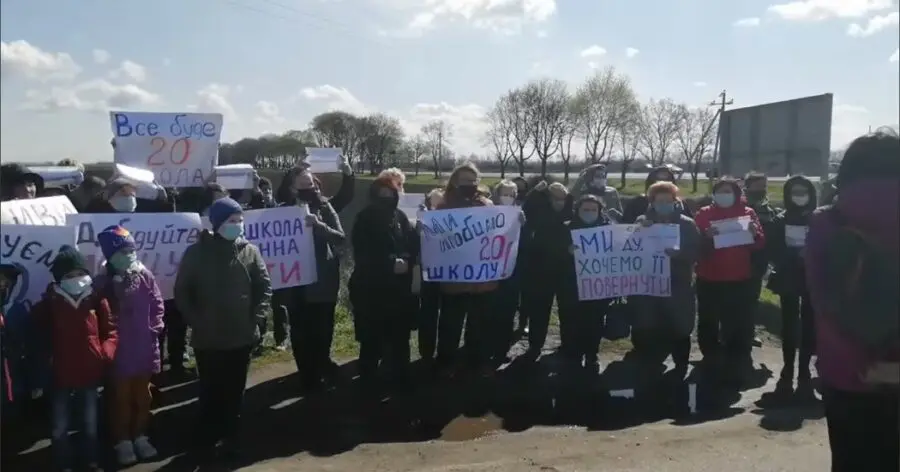 В Днепропетровской области на митинг вышли родители школьников и педагоги