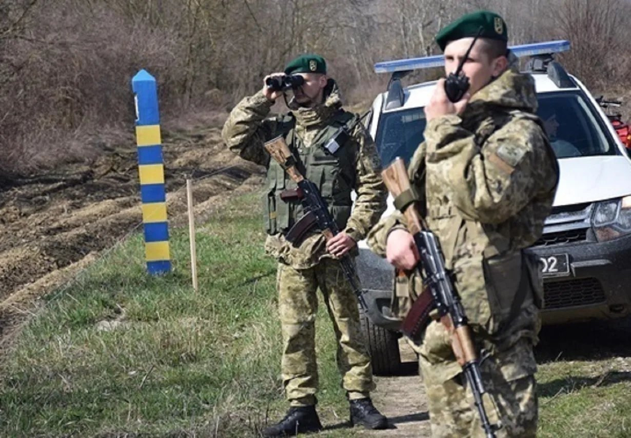 Пограничники Черновицкого отряда помогали беглецам от мобилизации переходить границу за взятки и попались