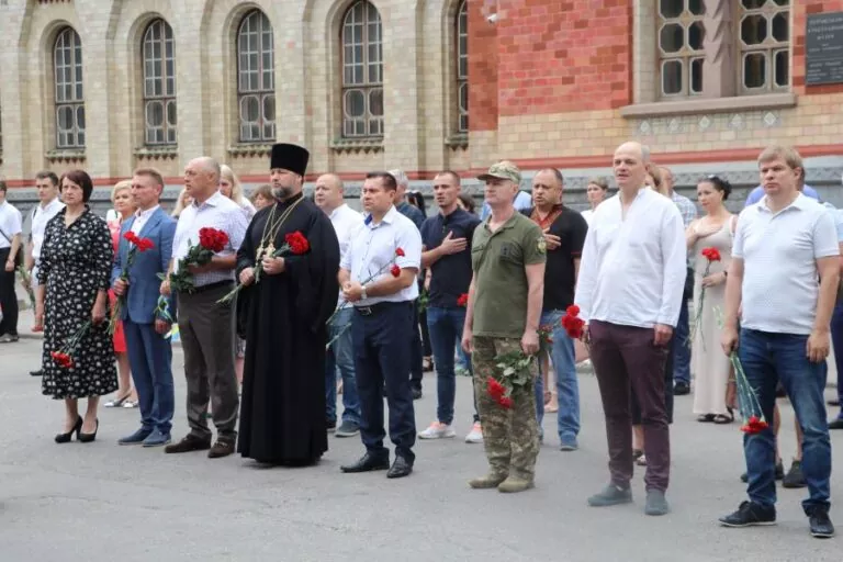 У День Конституції в Полтаві квіти поклали до пам’ятників Шевченку та загиблим козакам