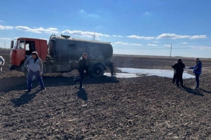 Под Мелитополем агрофирма за акцию протеста со сливом фекалий пошла под уголовную статью