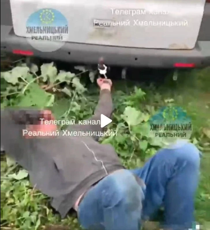 В Хмельницкой области ТЦКашники приковали пожилого человека наручниками к своему бусу