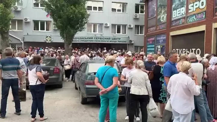 В Херсоне начали выплачивать пенсии в рублях. Очереди грандиозные!