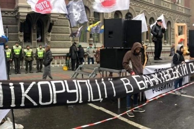 Нікопольські феросплавники тепер вже мітингують і під Нацбанком