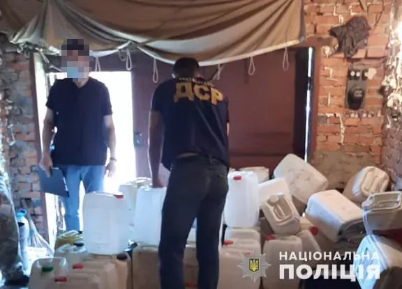 На Полтавщині затримали військових, які крали та продавали авіаційний керосин з бойових літаків, – поліція