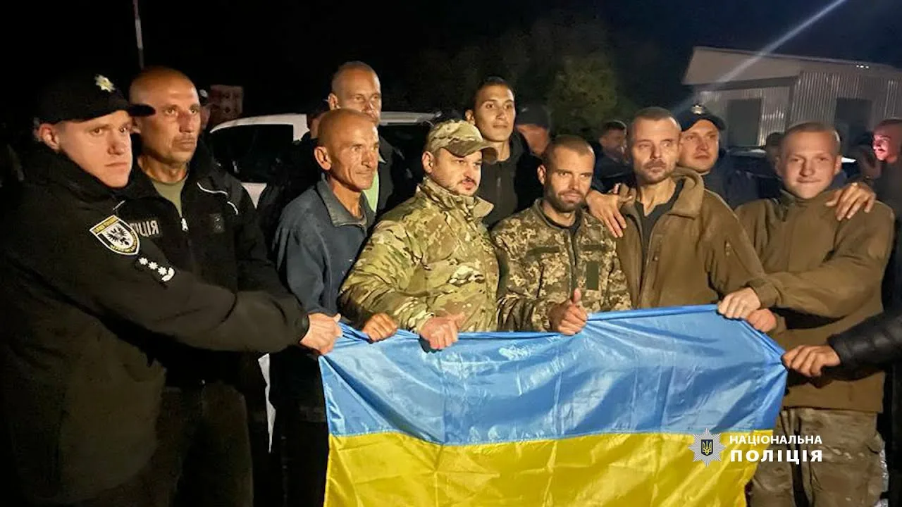 Пленные вернулись, их пофотографировали и бросили на произвол судьбы