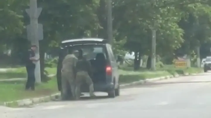 В Тернополе ТЦКашники с полицейским запихивают к себе в машину очередную жертву