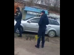 В Александрии Кировоградской области ТЦКашники уже 2-е сутки удерживают в машине мужчину