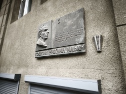 В Харькове «деколонизаторы» собрались уничтожить мемориальную доску Михаилу Кошкину