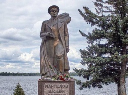 В Кременчуге и Днепропетровске власти намерены снести памятники Маргелову. Десантники, где вы?