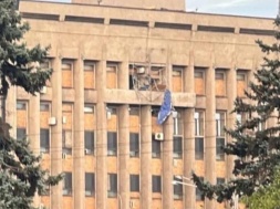 В Запорожье FPV-дрон разбил украинский герб на здании областной администрации: кому – печаль, кому - радость