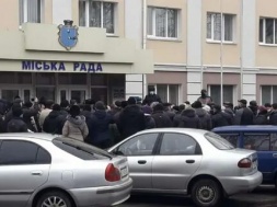 На Полтавщині мітингувальники погрожували штурмувати міськраду через тарифи