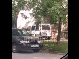 В Каменском люди забросали камнями машину ТЦКашников
