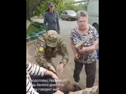 В Днепре люди спасают жертву бусификаторов – дают отпор шваброй, вырывают из лап, прячут в машину неравнодушных граждан