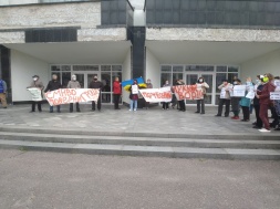 Під Сумською міською радою знову мітингують фрунзенці