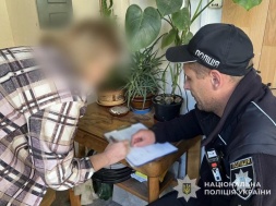 В Одессе разразился скандал из-за того, что собака справила нужду на цветы под портретом погибшего ВСУшника