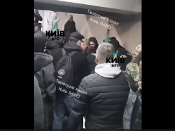 В Киеве ТЦКашники беспредельничали в метро, но толпа вырвала из их рук парня