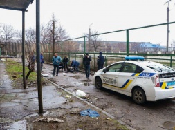 В Днепре за общежитием нашли мужской окровавленный труп