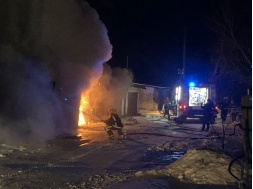 У Шостці спалахнула велика пожежа в гаражному кооперативі