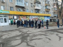 В Запорожье огромные очереди в банкоматы, аптеки и АЗС