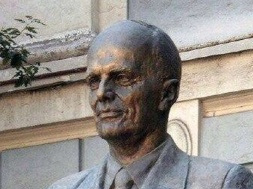 В Киеве нацистские дикари надругались над бюстом академика Патона