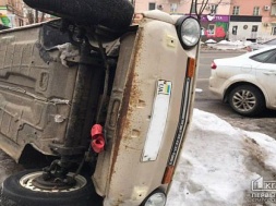 В Кривом Роге сгорело авто, которое ранее перевернули неизвестные