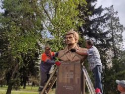 Из Краматорска местные власти вывозят памятники, причём даже бюст Леониду Быкову!