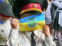 В Украине для детей выпускают школьные рюкзачки в виде бутылок с зажигательной смесью