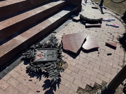 В Одессе бандеровские громилы разрушили Александровскую колонну