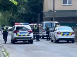 В Хмельницком мужчина при попытке его бусифицировать ударил ТЦКашника, а затем и полицейского ножом