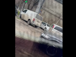 В Одессе ТЦКашники били палками по автомобилю своей жертвы