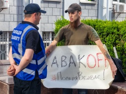 Под Киевом полицейские застрелили ребенка: на митинг в Днепре вышел один человек