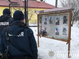 На Полтавщине мужчина повредил стенд героям АТО