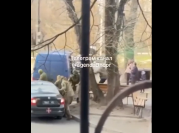 В Днепре парень с бейсбольной битой разогнал отряд ТЦКашников